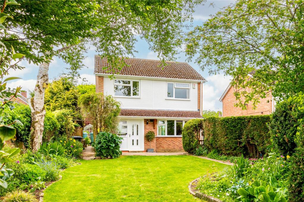 4 bedroom link detached house for sale in Cowslade, Speen, Newbury