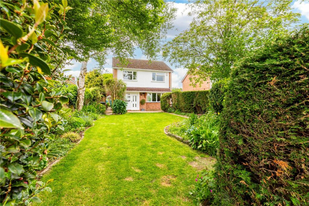 4 bedroom link detached house for sale in Cowslade, Speen, Newbury
