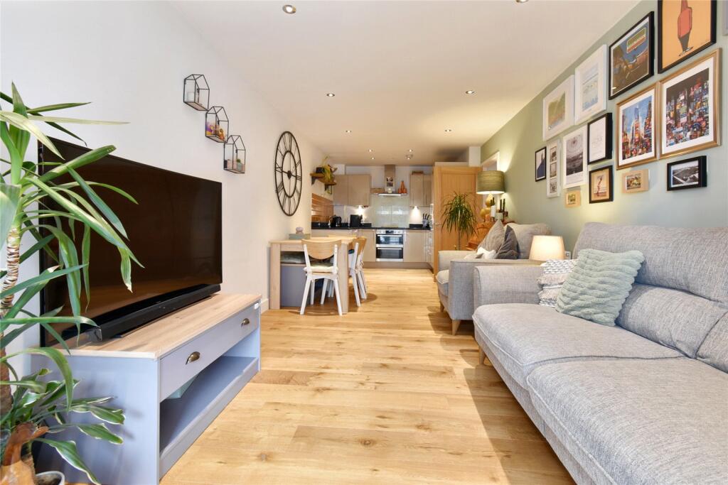 2 bedroom apartment for sale in Lockinge House, Kingman Way, Newbury, RG14