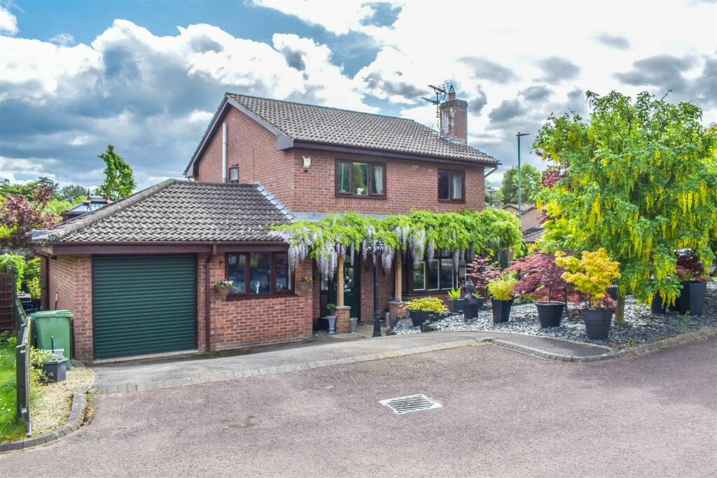 4 bedroom detached house for sale in Lambsdowne, Dursley, GL11