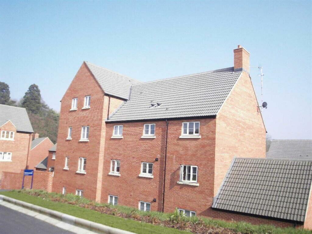 2 bedroom flat for sale in Road, Dursley, GL11