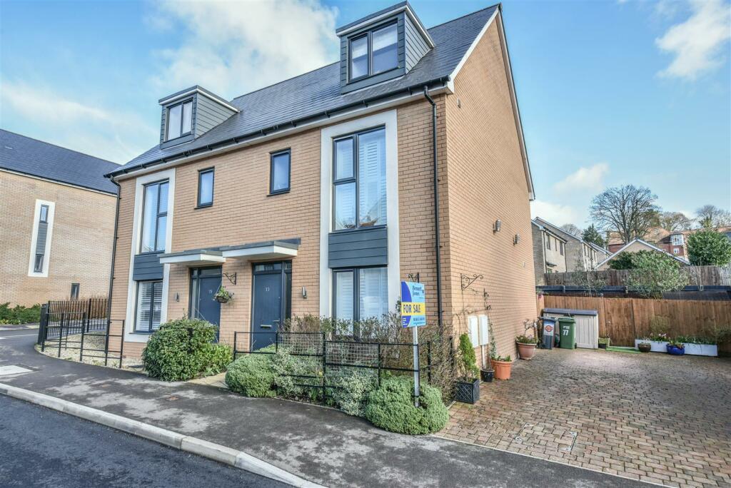 4 bedroom semidetached house for sale in Lister Road, Dursley, GL11