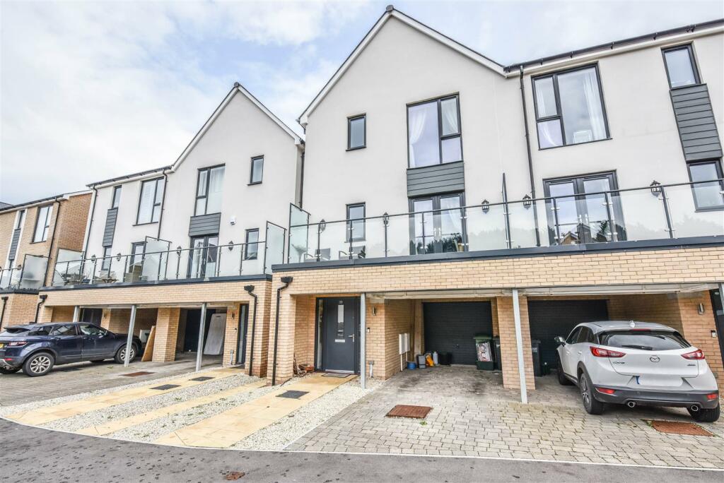 3 bedroom semidetached house for sale in Lister Road, Dursley, GL11