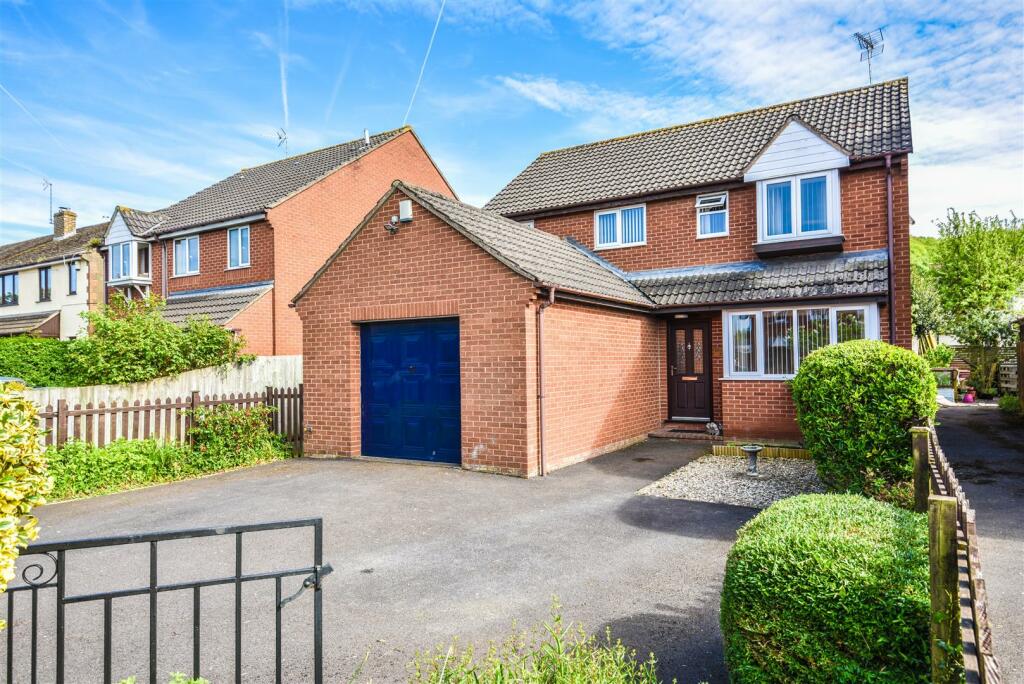 4 bedroom detached house for sale in Woodfield Road, Dursley, GL11