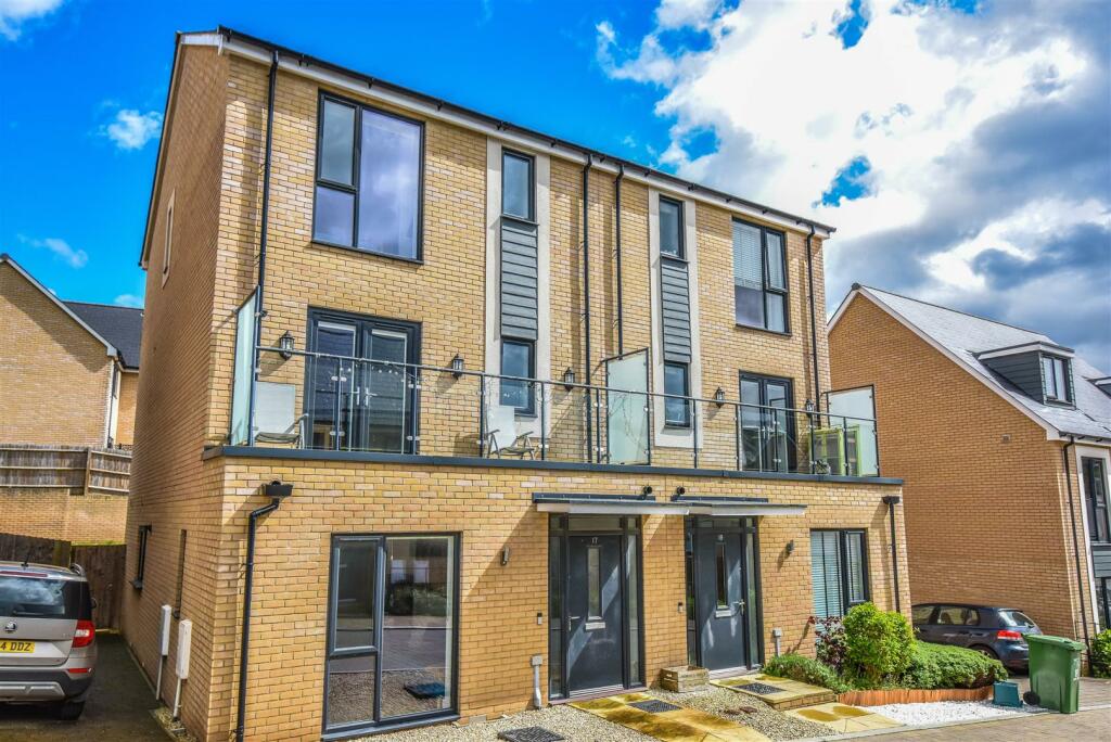 5 bedroom semidetached house for sale in Bailey Way, Dursley, GL11