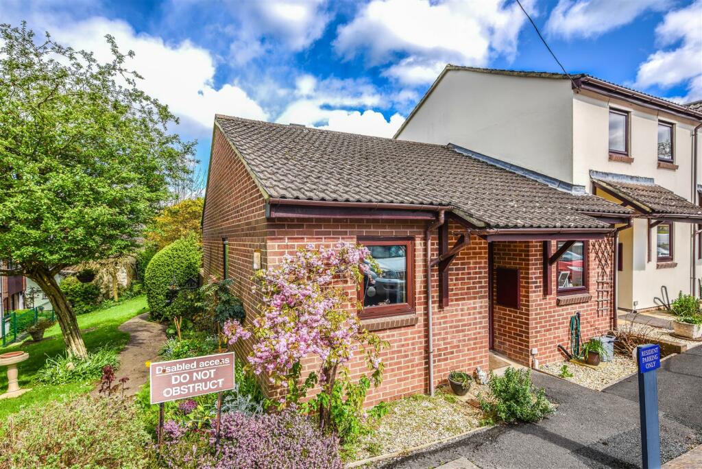2 bedroom terraced bungalow for sale in Champions Court, Dursley, GL11