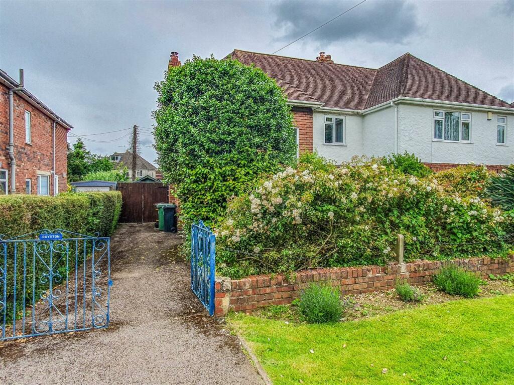 3 bedroom semidetached house for sale in Kingshill Road, Dursley, GL11