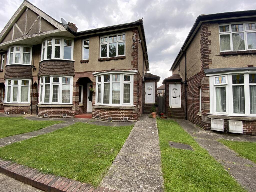 Main image of property: 25a Parkview Gardens, Clayhall, Ilford,IG4 5NP