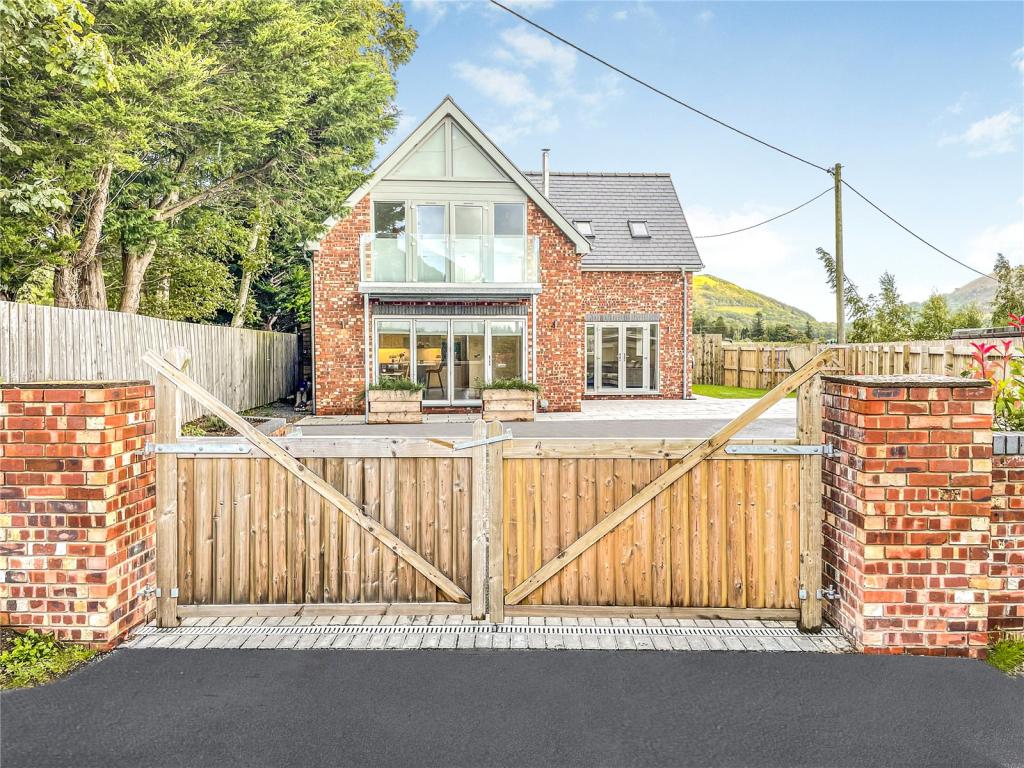 3 bedroom detached house for sale in Old Station Yard, Llanbrynmair
