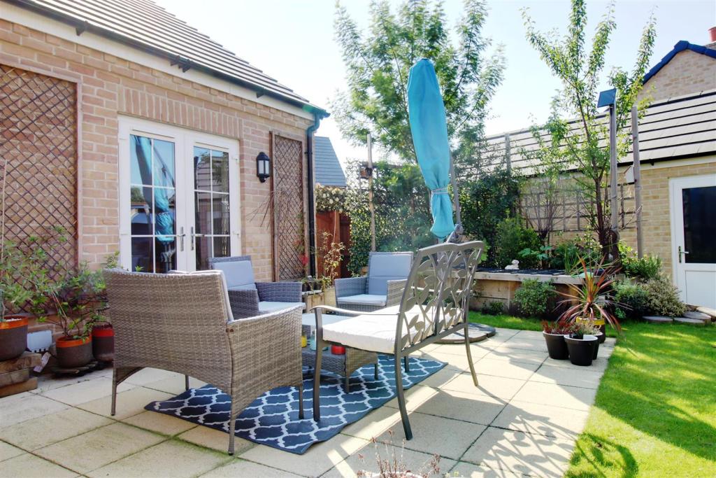 3 bedroom detached bungalow for sale in Dray Gardens, Buntingford, SG9