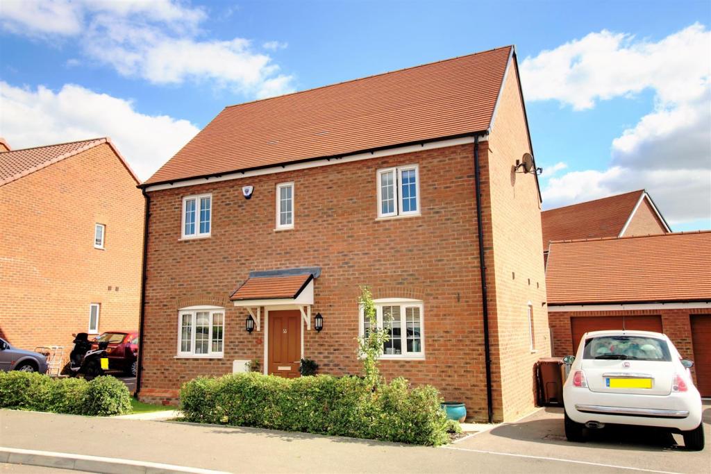 3 bedroom detached house for sale in Dray Gardens, Buntingford, SG9