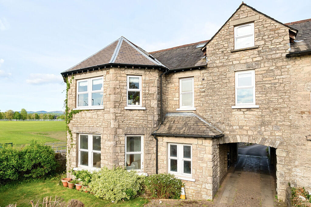 Main image of property: Flat 3 Westfield House, 88-90 Shap Road, Kendal, Cumbria, LA9 6DP