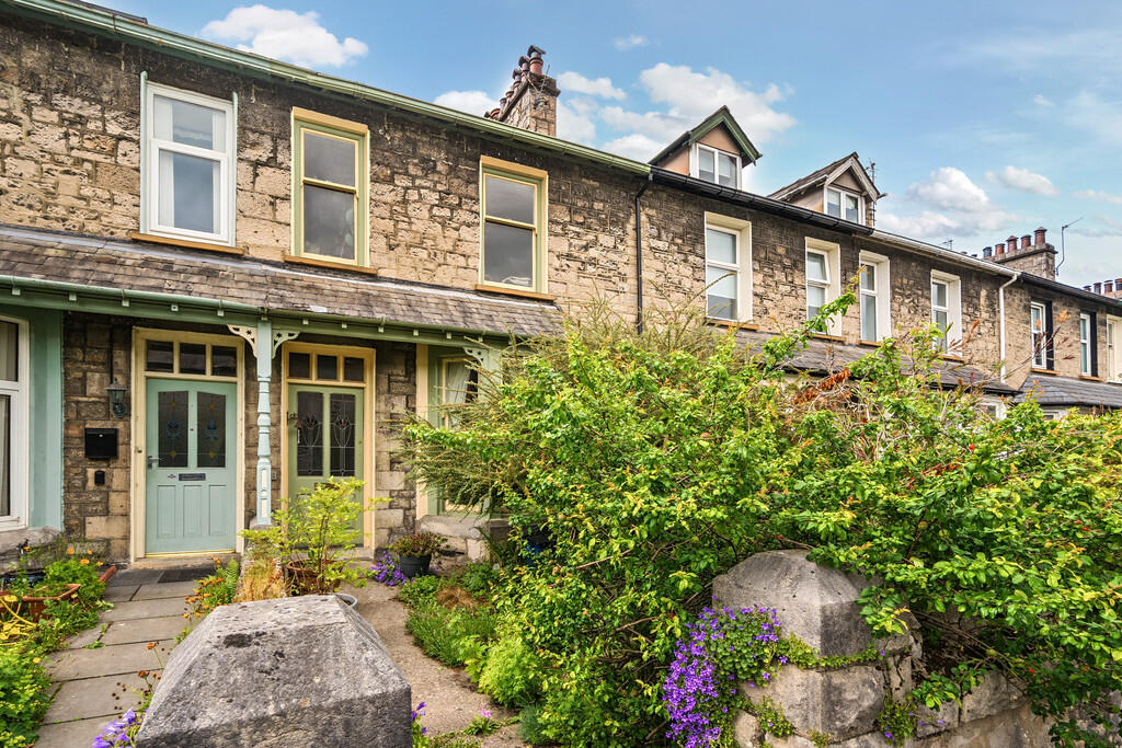 Main image of property: 21 Castle Garth, Kendal, Cumbria, LA9 7AT 