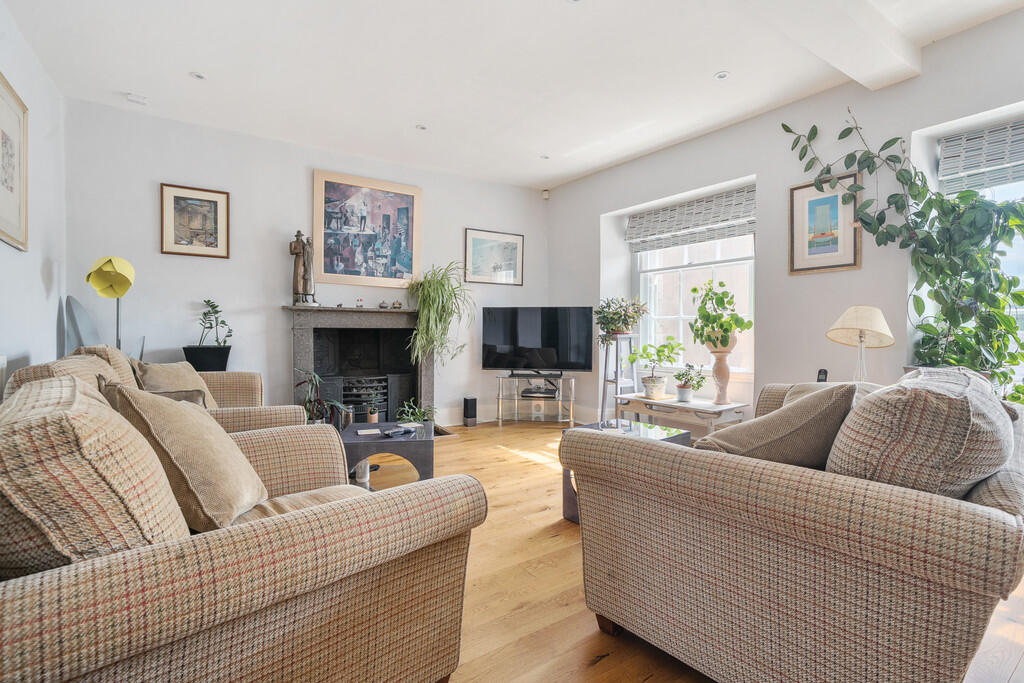 Main image of property: Flat 3, 52 Stramongate, Kendal, Cumbria, LA9 4BD