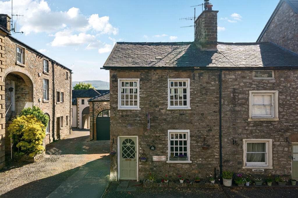 Main image of property: 7 Main Street, Kirkby Lonsdale, LA6 2AQ 
