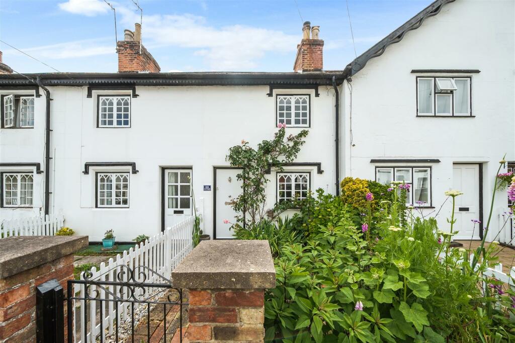 2 bedroom terraced house for sale in The Grove, Bedford, MK40