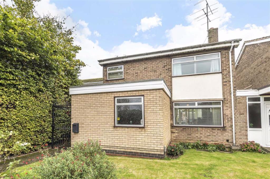 3 bedroom detached house for sale in Brickhill Drive, Bedford, MK41