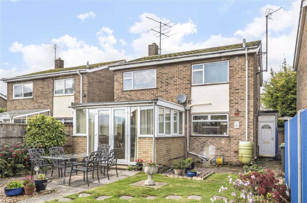 3 bedroom detached house for sale in Brickhill Drive, Bedford, MK41