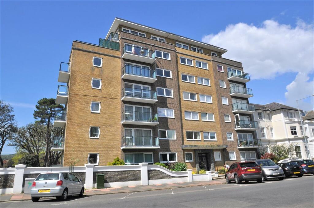 3 bedroom flat for sale in Chiswick Place, West of Town Centre, Eastbourne, BN21