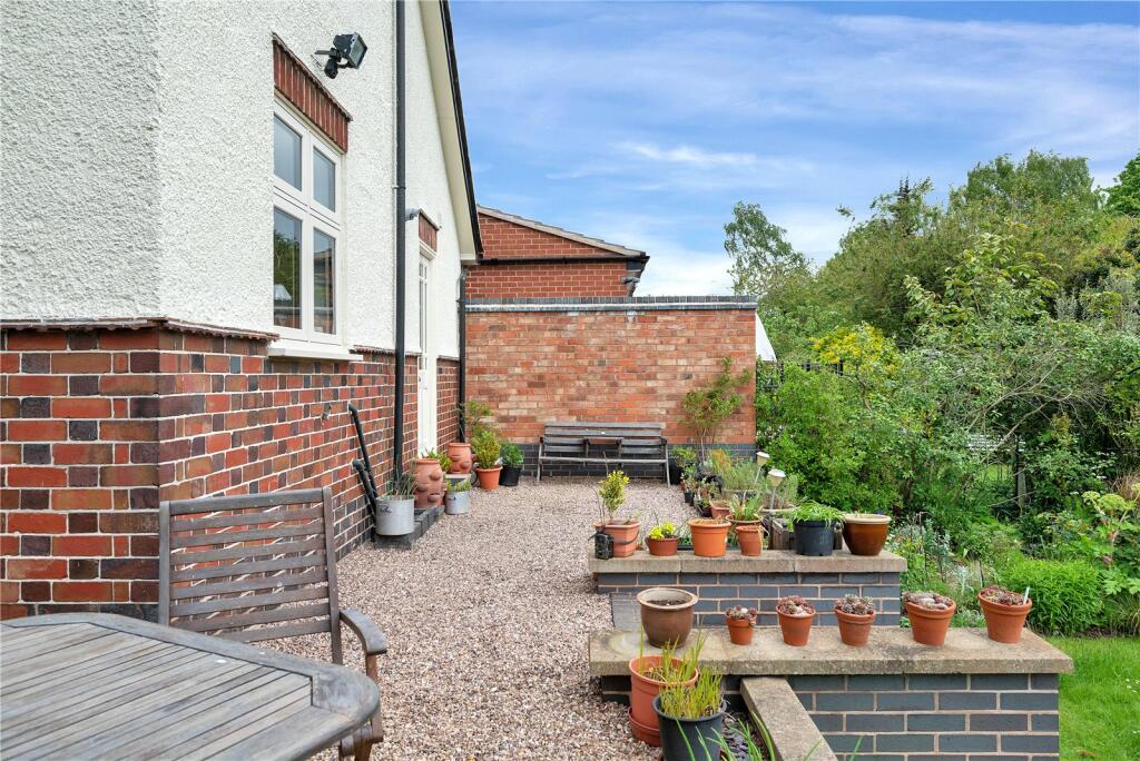 5 bedroom detached house for sale in Westfield Drive, Loughborough, Leicestershire, LE11
