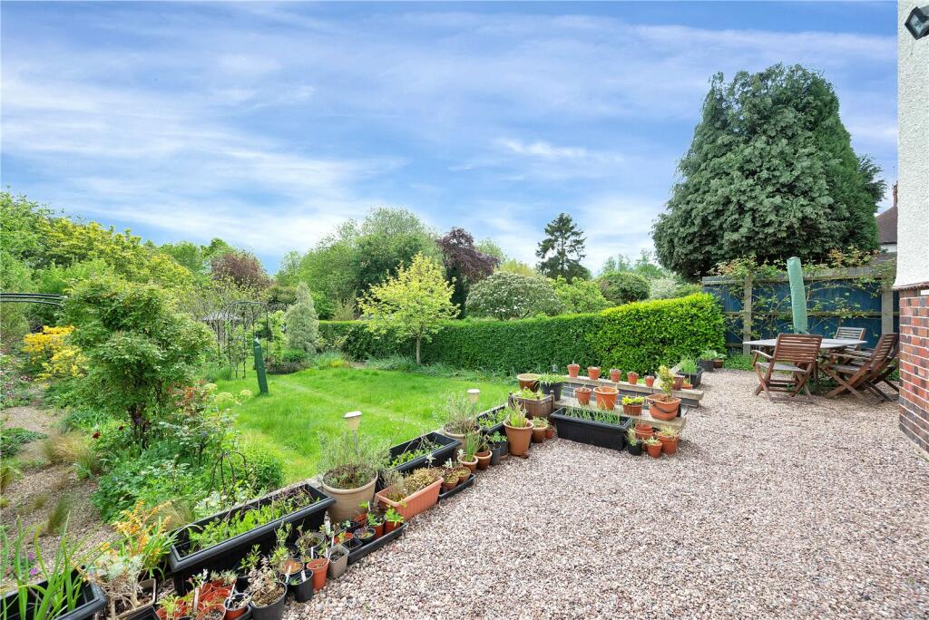 5 bedroom detached house for sale in Westfield Drive, Loughborough, Leicestershire, LE11