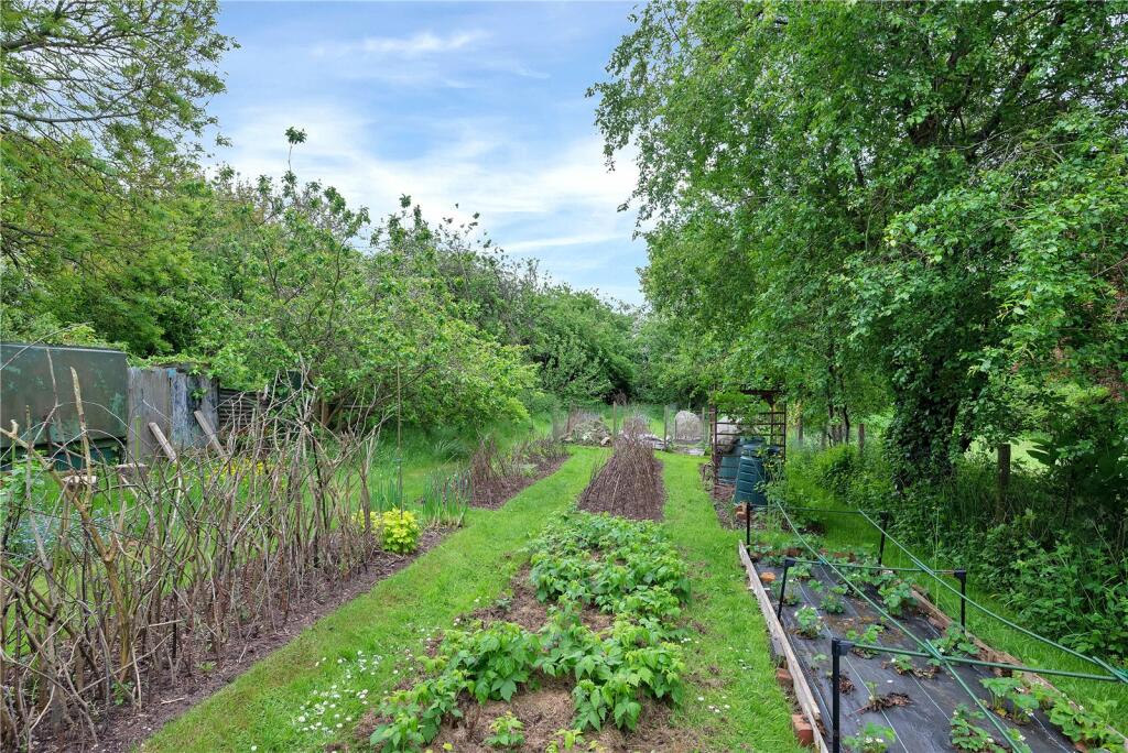 5 bedroom detached house for sale in Westfield Drive, Loughborough, Leicestershire, LE11