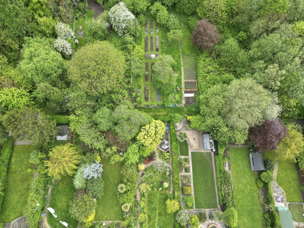 5 bedroom detached house for sale in Westfield Drive, Loughborough, Leicestershire, LE11