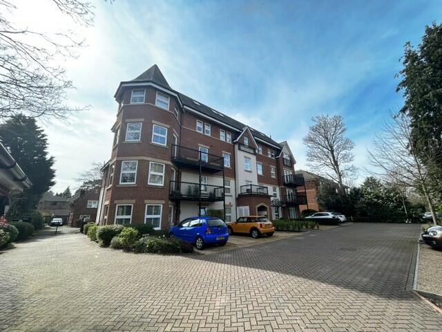 2 bedroom flat for rent in Poole Road, Westbourne, BH4