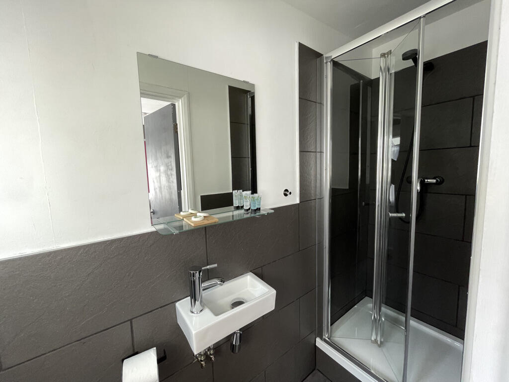Additional property image - Rooms Available, Southcote Road -6