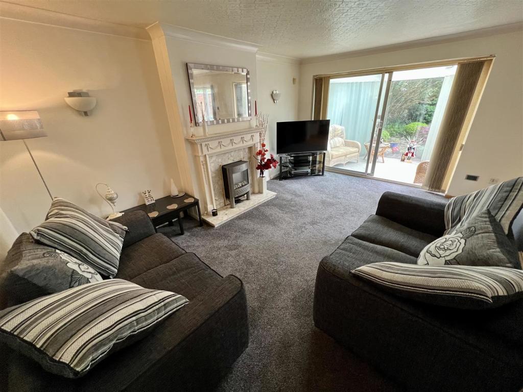 3 bedroom detached house for sale in Haslucks Green Road, Majors Green