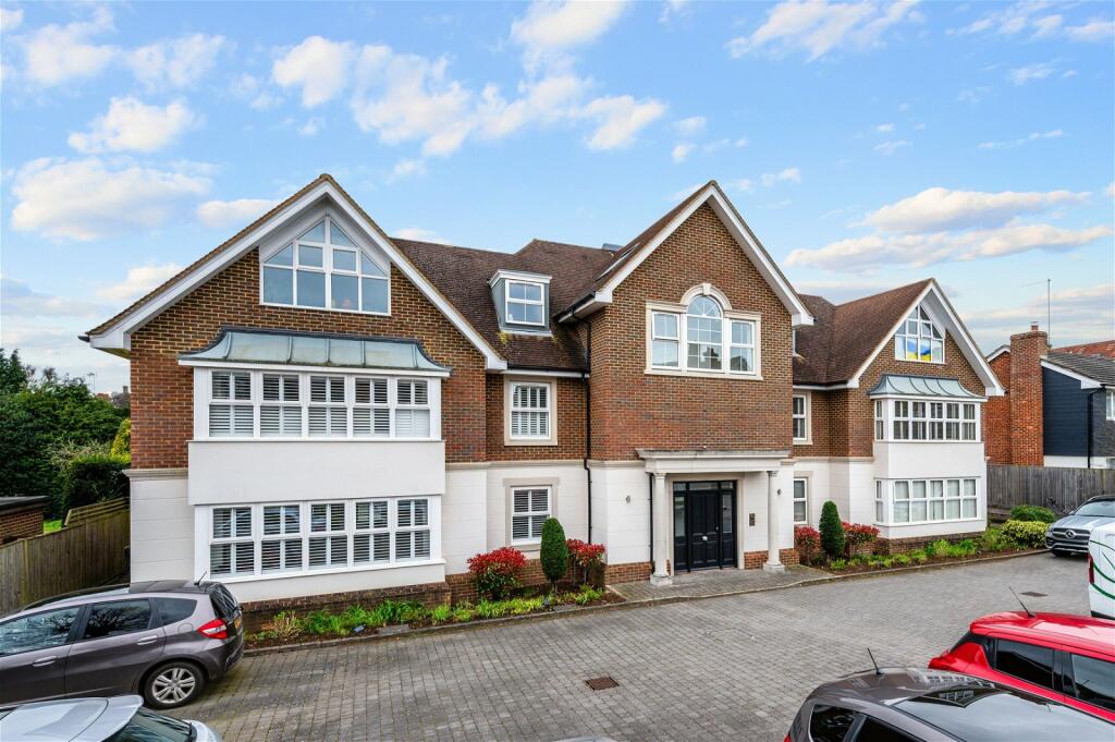 2 bedroom flat for sale in Gresham Road, Oxted, RH8 0BU, RH8