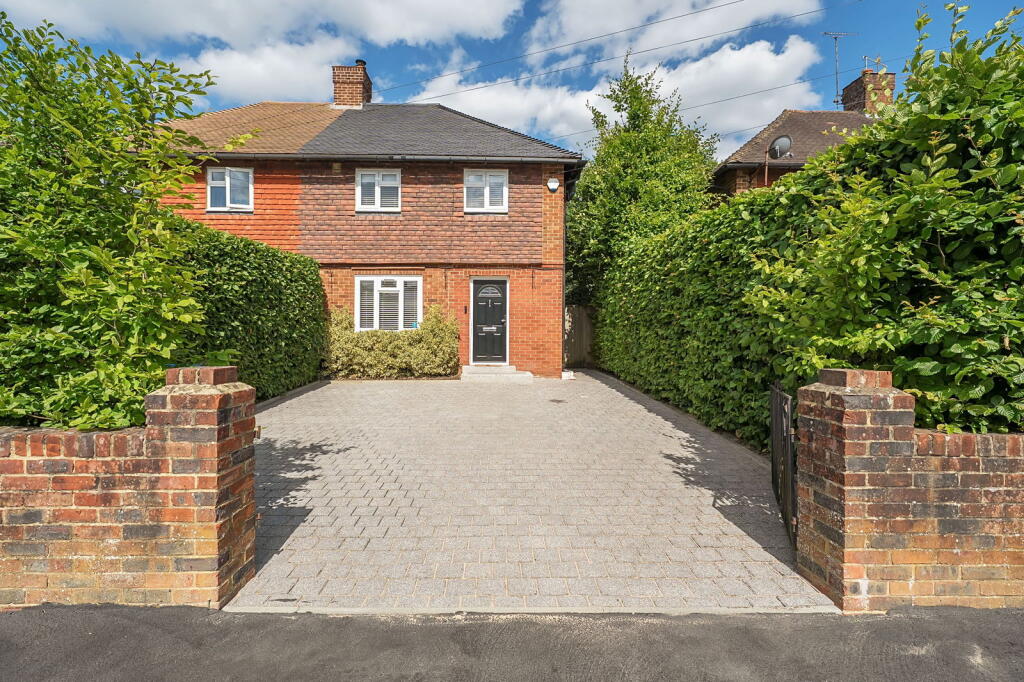 Main image of property: Pollards Oak Road, Oxted, RH8 0JE