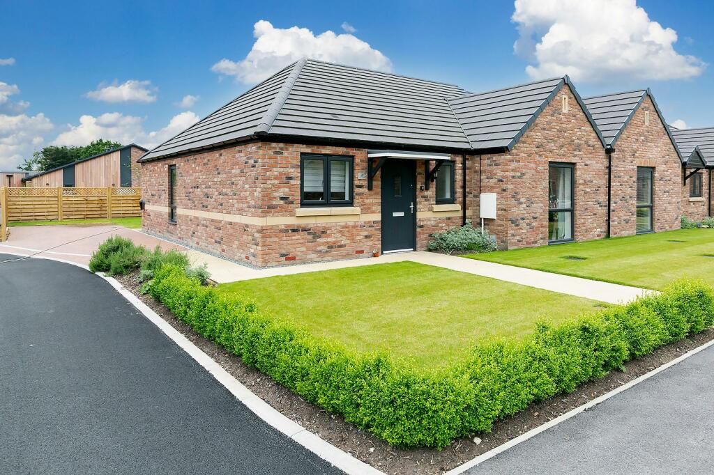 2 bedroom bungalow for sale in Lavender Fields, Barmby Moor, York, YO42