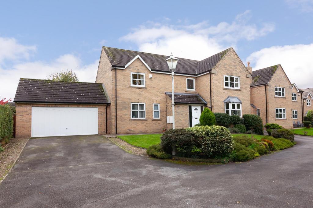 5 bedroom detached house for sale in Beck View, Pocklington, YO42