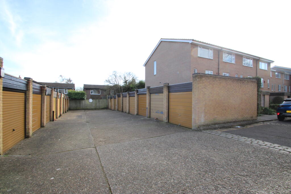 Main image of property: Garage, Green Acres, CR0