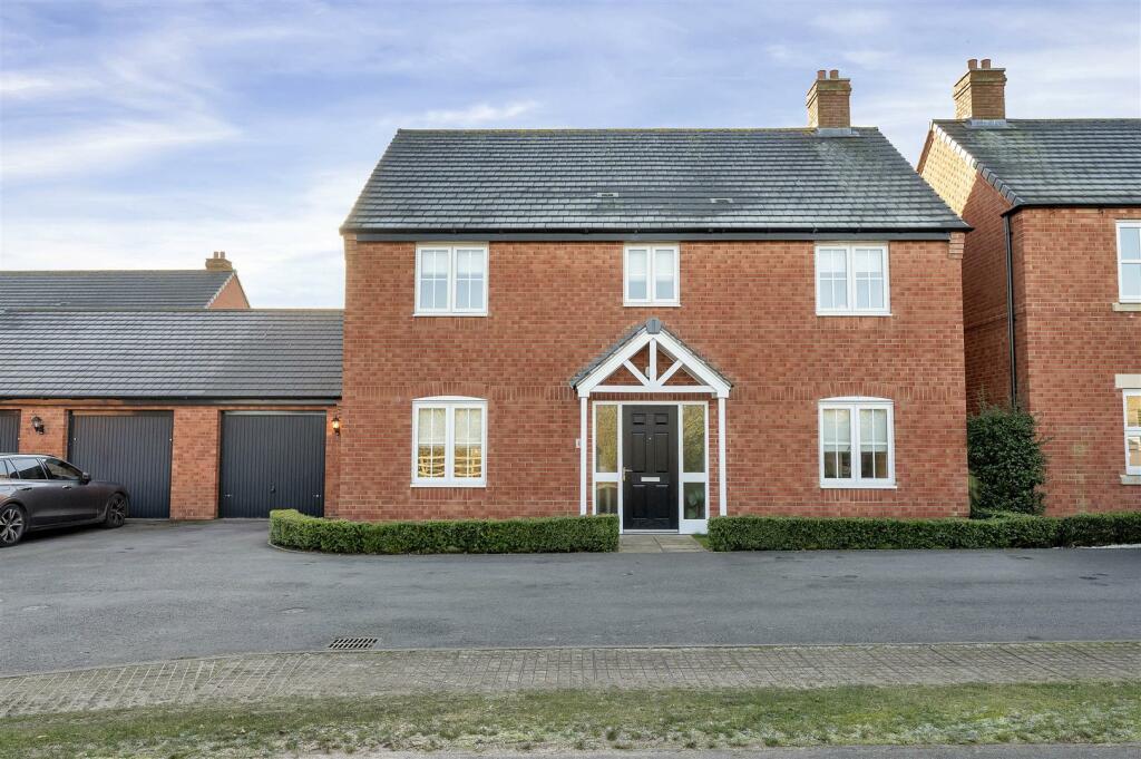 4 bedroom detached house for sale in Chapelfield Grove, Bingham, NG13