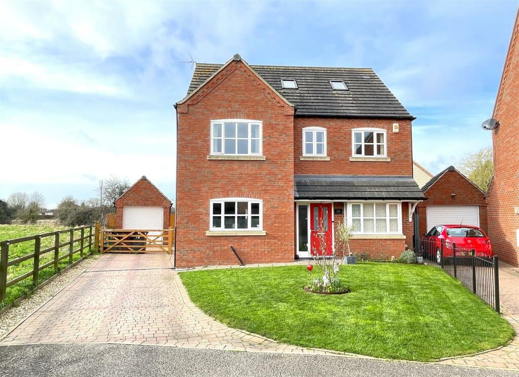 5 bedroom detached house for sale in Granary Close, Bottesford, NG13