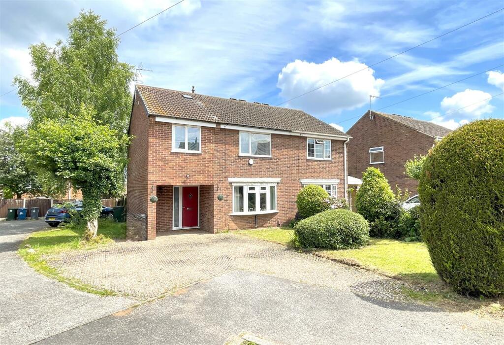 4 bedroom semidetached house for sale in Grizedale Grove, Bingham, NG13