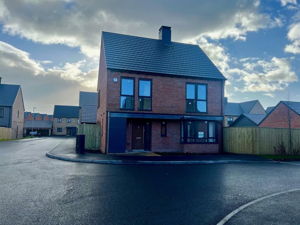 4 bedroom detached house for sale in Lord Hawke Way, Newark, NG24