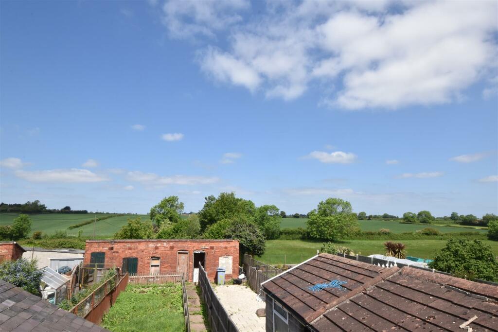 3 bedroom terraced house for sale in Lincoln Road, Tuxford, Newark, NG22