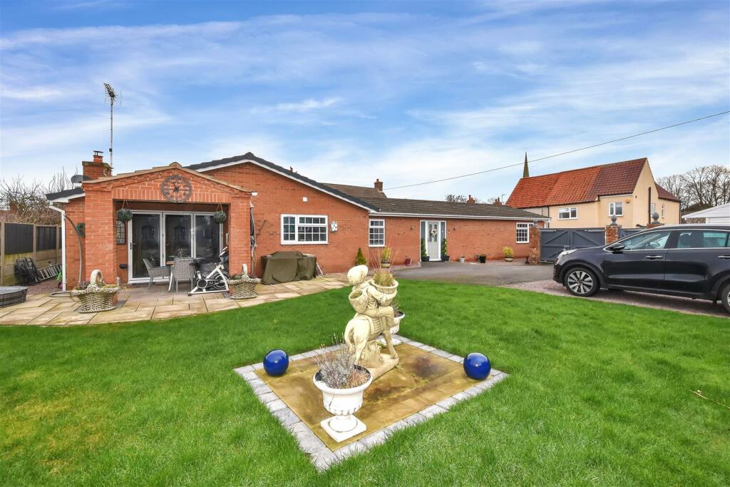 4 bedroom detached bungalow for sale in Glovers Lane, Balderton, NG24
