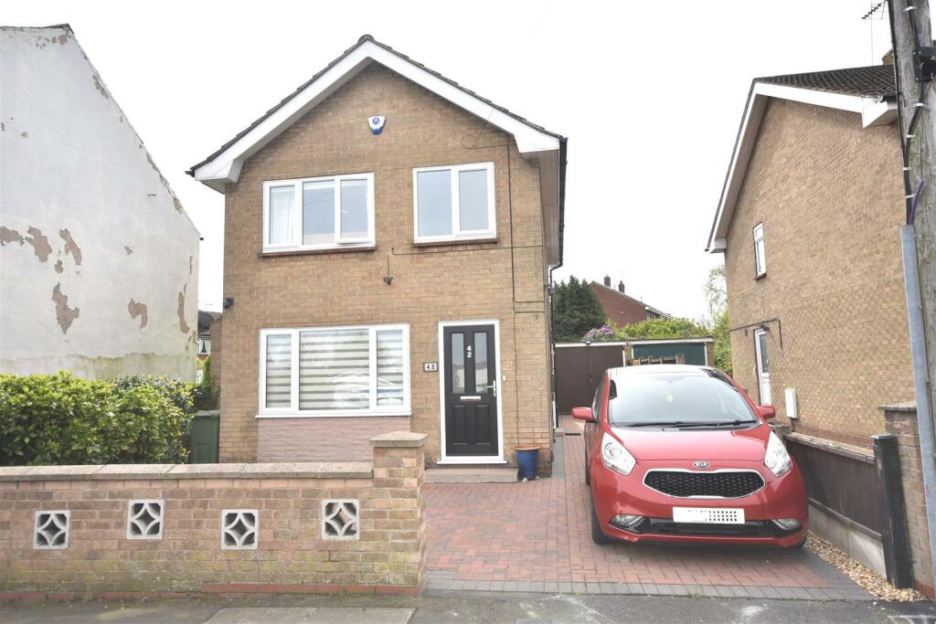 3 bedroom detached house for sale in Beacon Hill Road, Newark, NG24