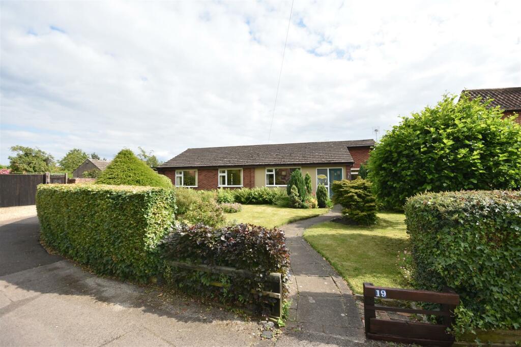 3 bedroom detached bungalow for sale in Pinfold Lane, Balderton, Newark