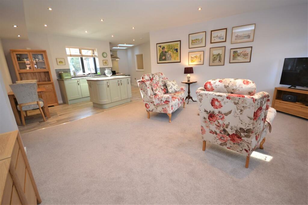 3 bedroom apartment for sale in 2a Cropwell Road, Radcliffe on Trent