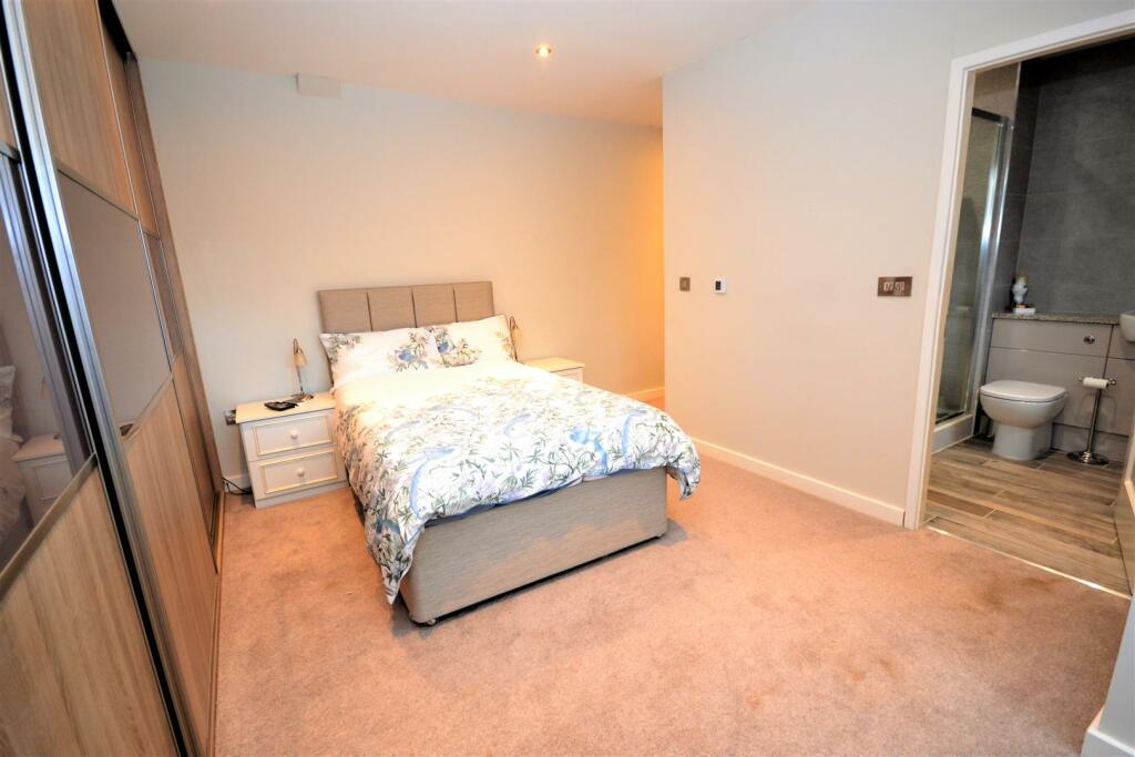 3 bedroom apartment for sale in 2a Cropwell Road, Radcliffe on Trent
