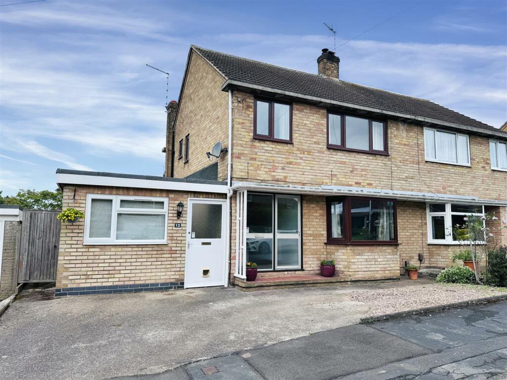 4 bedroom semidetached house for sale in Chatsworth Avenue, Radcliffe