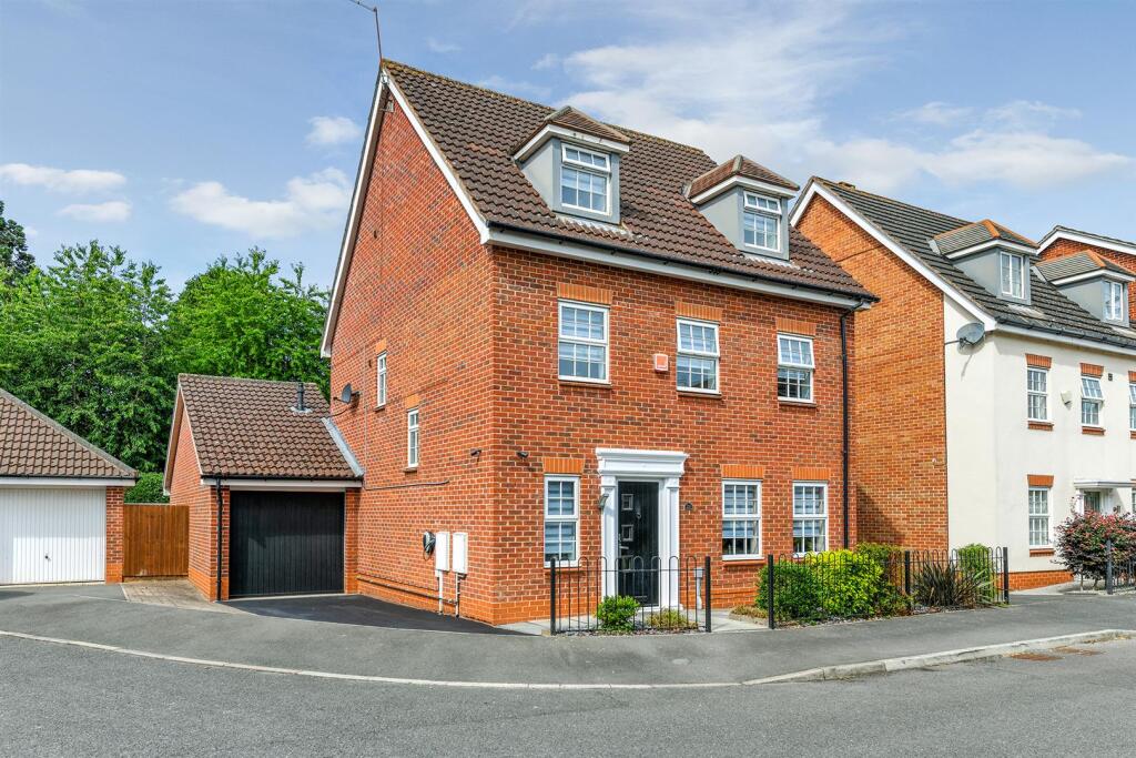 Main image of property: Hunt Close, Radcliffe-On-Trent, Nottingham