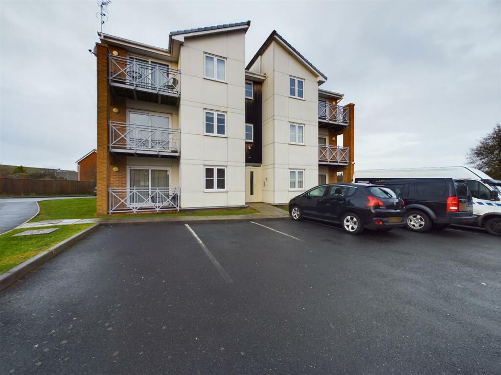 1 bedroom flat for sale in Kingham Close, Wirral, CH46