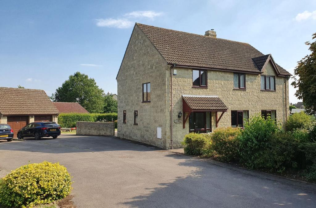 4 bedroom detached house for sale in Maypole Close, Hawkesbury Upton, GL9