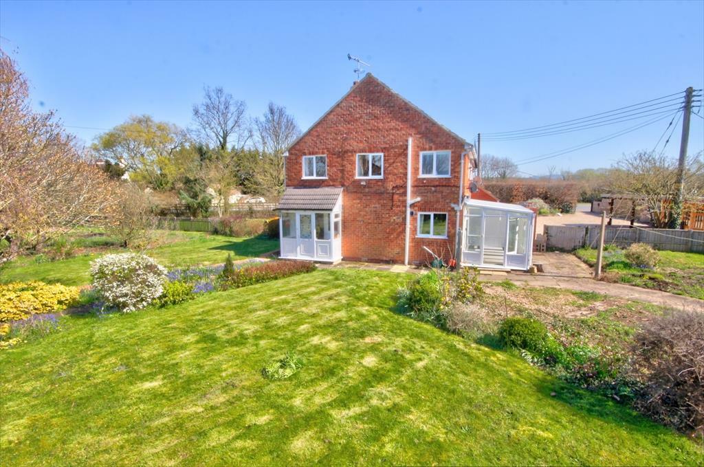 3 bedroom semidetached house for sale in High Street, Honeybourne